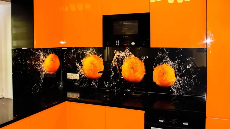 Apelsinide pilt oranžis köögis